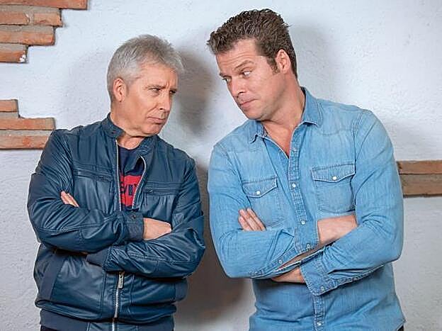 El cantante Javier, del grupo Los Pecos, junto a Jota Abril.