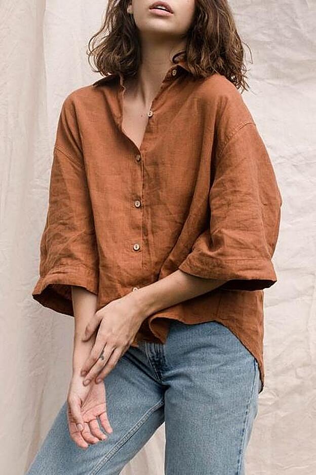 Camisa de lino: preciosa pero se arruga con mirarla. No aguantará tan bien como nosotras nuestra jornada laboral.