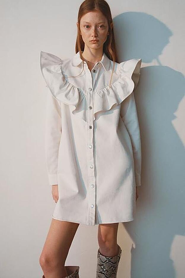 Vestido Camisero de Zara en blanco (29,95 euros)