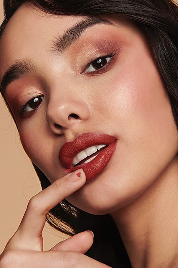 Si no tienes tiempo de limpiar frecuentemente pinceles y brochas, lo mejor es recurrir a los dedos para maquillarte.