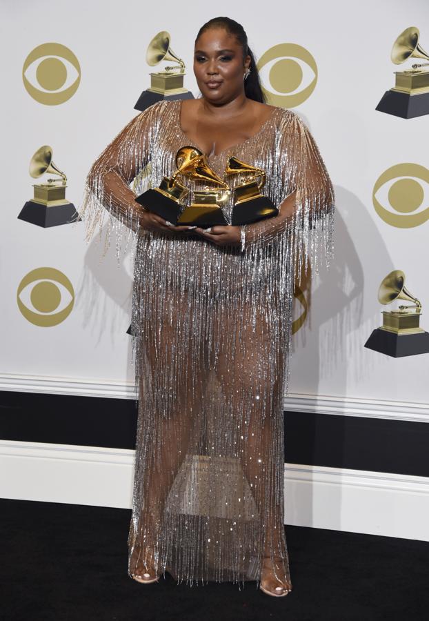 Lizzo apuesta por un diseño transparente  Christian Siriano  con el que deja claro que las curvas también se llevan bien con las transparencias.