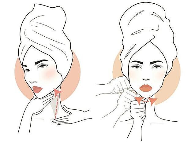 El masaje tonifica la piel. Aplica las cremas con movimientos de remonte o con un face roller de cuarzo, y recorre el hueso de la mandíbula con el dedo pulgar.