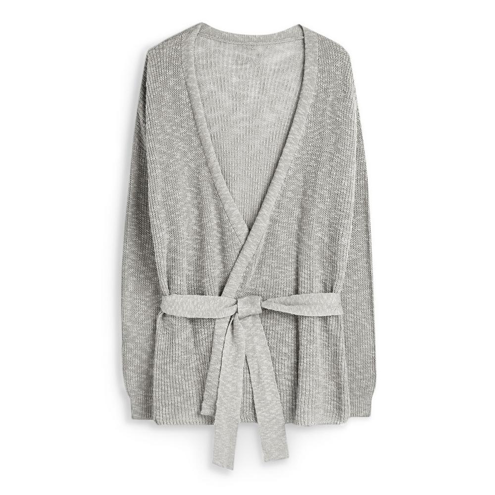 Cárdigan de punto gris, la prenda estrella para sacar partido en cualquier época del año. (16 euros).