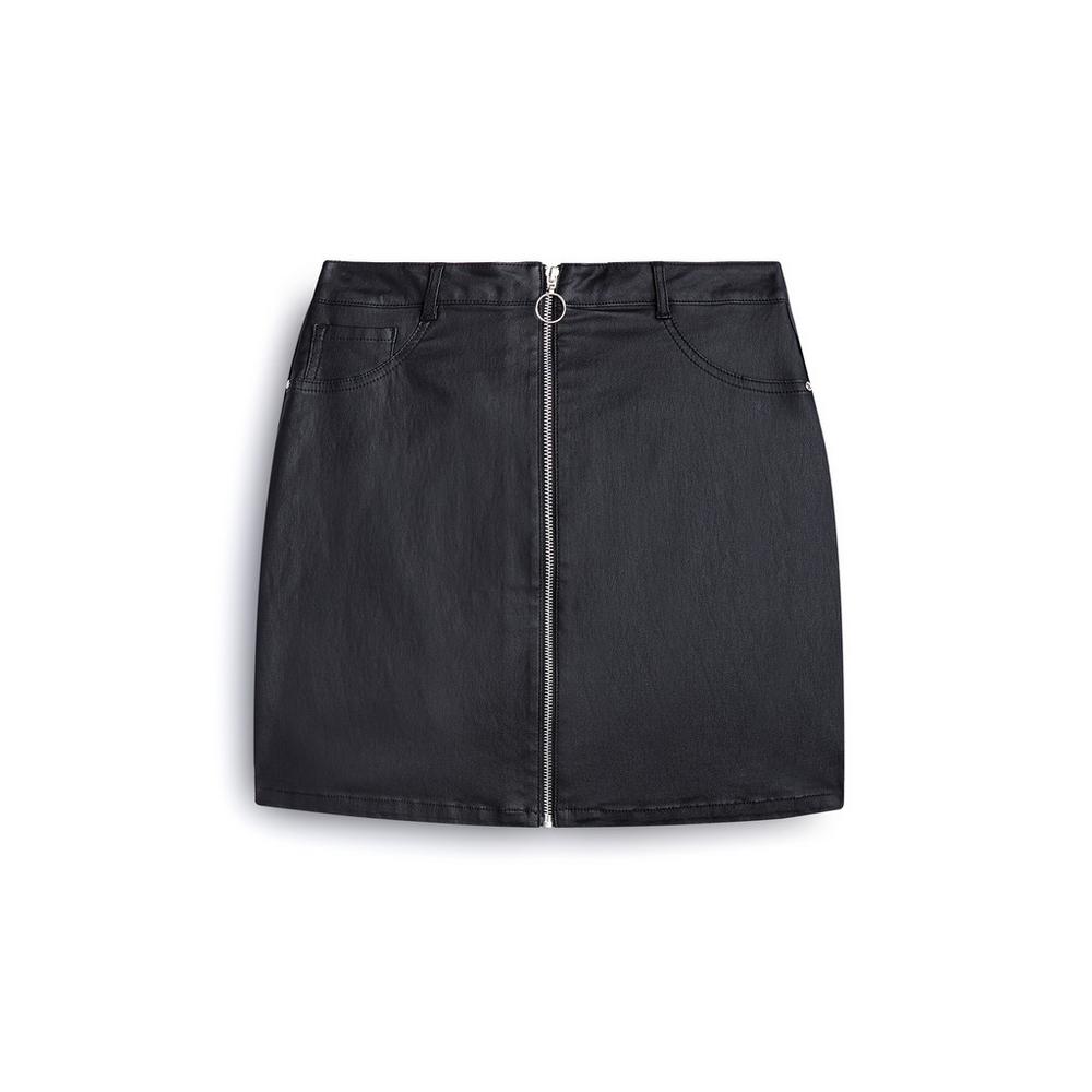 Falda mini efecto piel con cierre de cremallera. (15 euros).