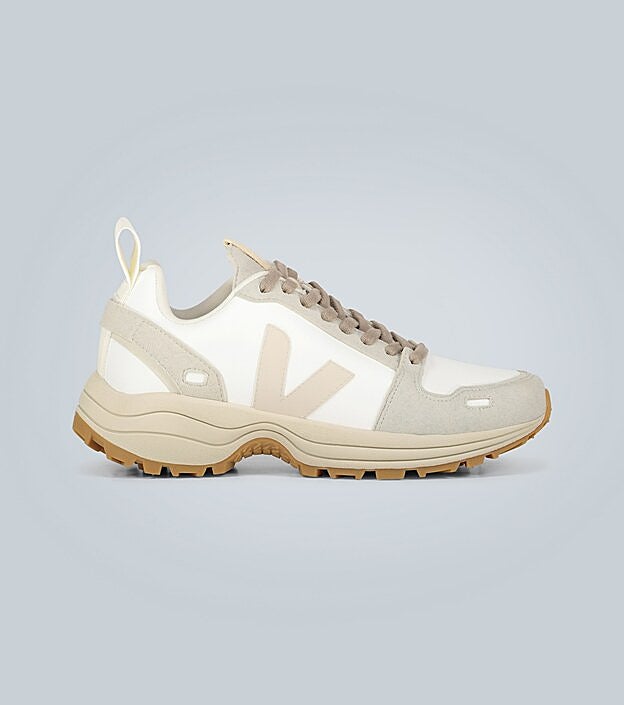 Las deportivas Veja en su versión senderista