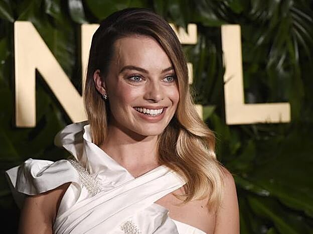 Margot Robbie posa muy sonriente