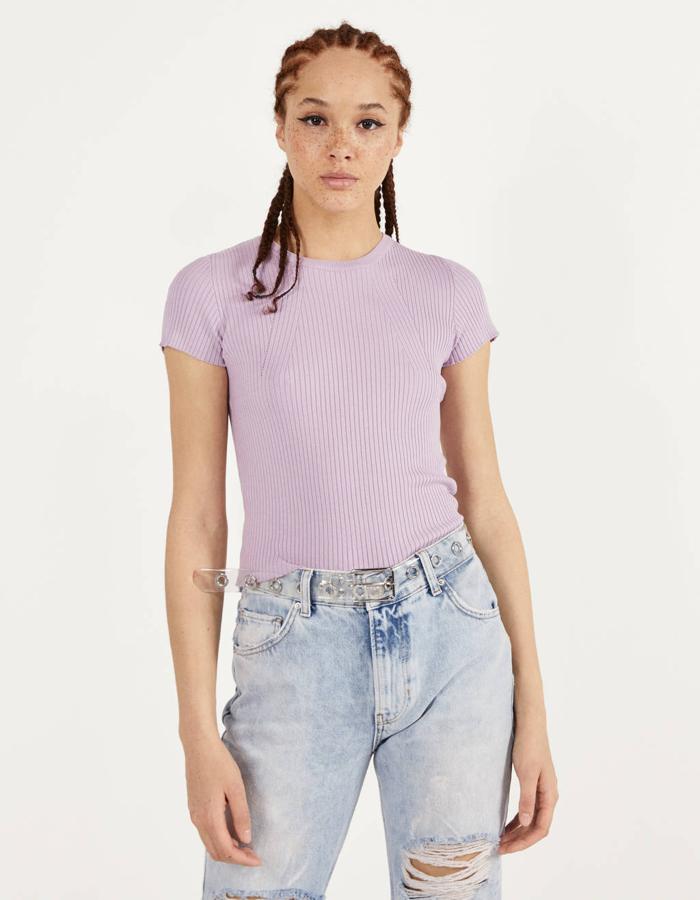 Otra de las propuestas de Bershka es esta camiseta de manga corta y canalé, que ha llegado a las tiendas en cuatro colores, verde agua, lila, amarillo pastel y blanco. Cuesta 12,99 euros y está disponible entre las tallas XS y L.
