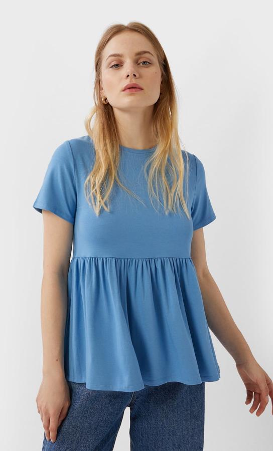En Stradivarius hemos encontrado esta camiseta básica con volante en la cintura por 9,99 euros e inmediatamente nos hemos puesto a pensar en los looks que podríamos crear con ella. Está disponible en las tallas S, M y L y los colores blanco, negro, piedra y azul.