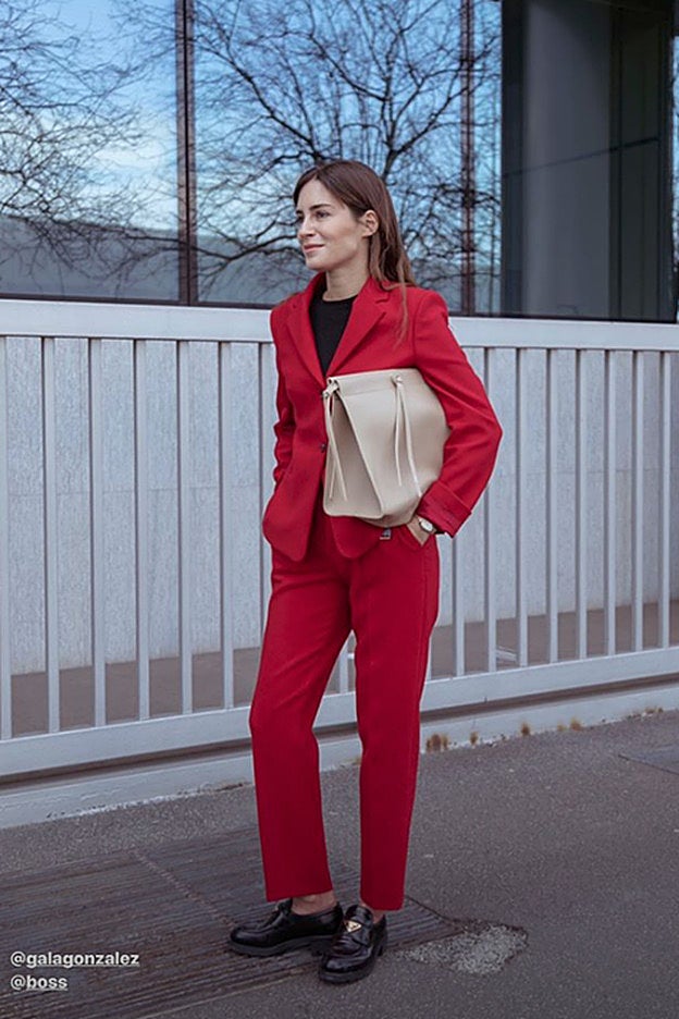 Tres piezas clave de la tendencia de primavera en un solo look de Gala González: traje pantalón, mocasines y bolso de mano tamaño gigante.
