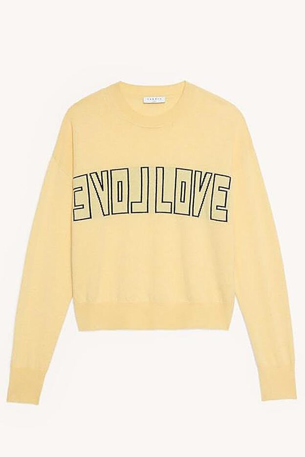 El jesey amarillo que lleva María Pombo es un diseño retro de Sandro.