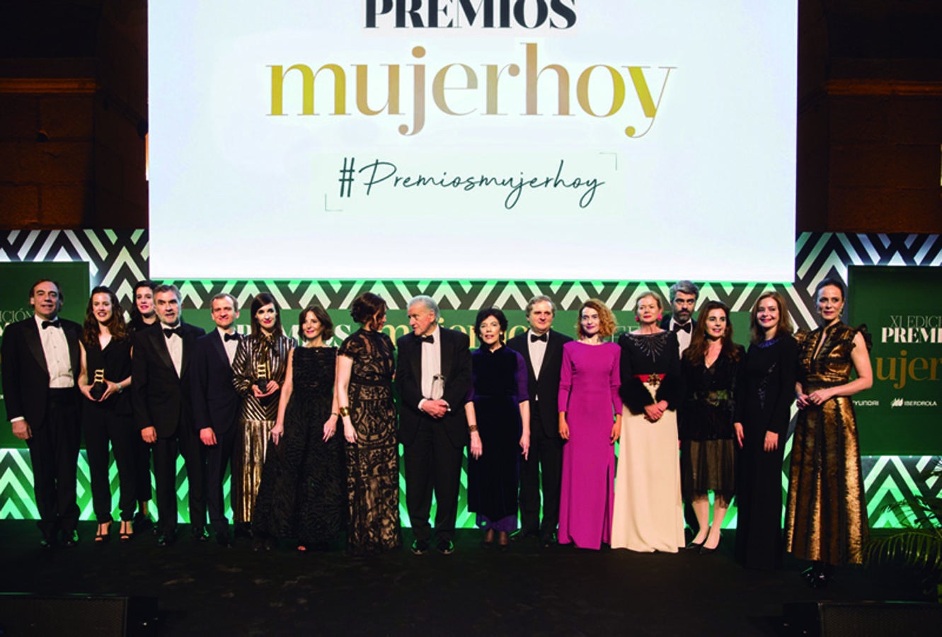 Foto de familia. De izquierda a derecha, Juan Luis Aguirrezábal; Silvia Arderius y Mercedes Castellanos; Iñaki Arechabaleta; Baptista Beau; Paz Vega; Laura Ruiz de Galarreta; Isabel Díaz Ayuso; Valentín Fuster; Isabel Celaá; Ignacio Ybarra; Meritxell Batet; Elena Ochoa Foster; Luis Enríquez; Elena Gris; Lourdes Garzón y Aitana Sánchez-Gijón.