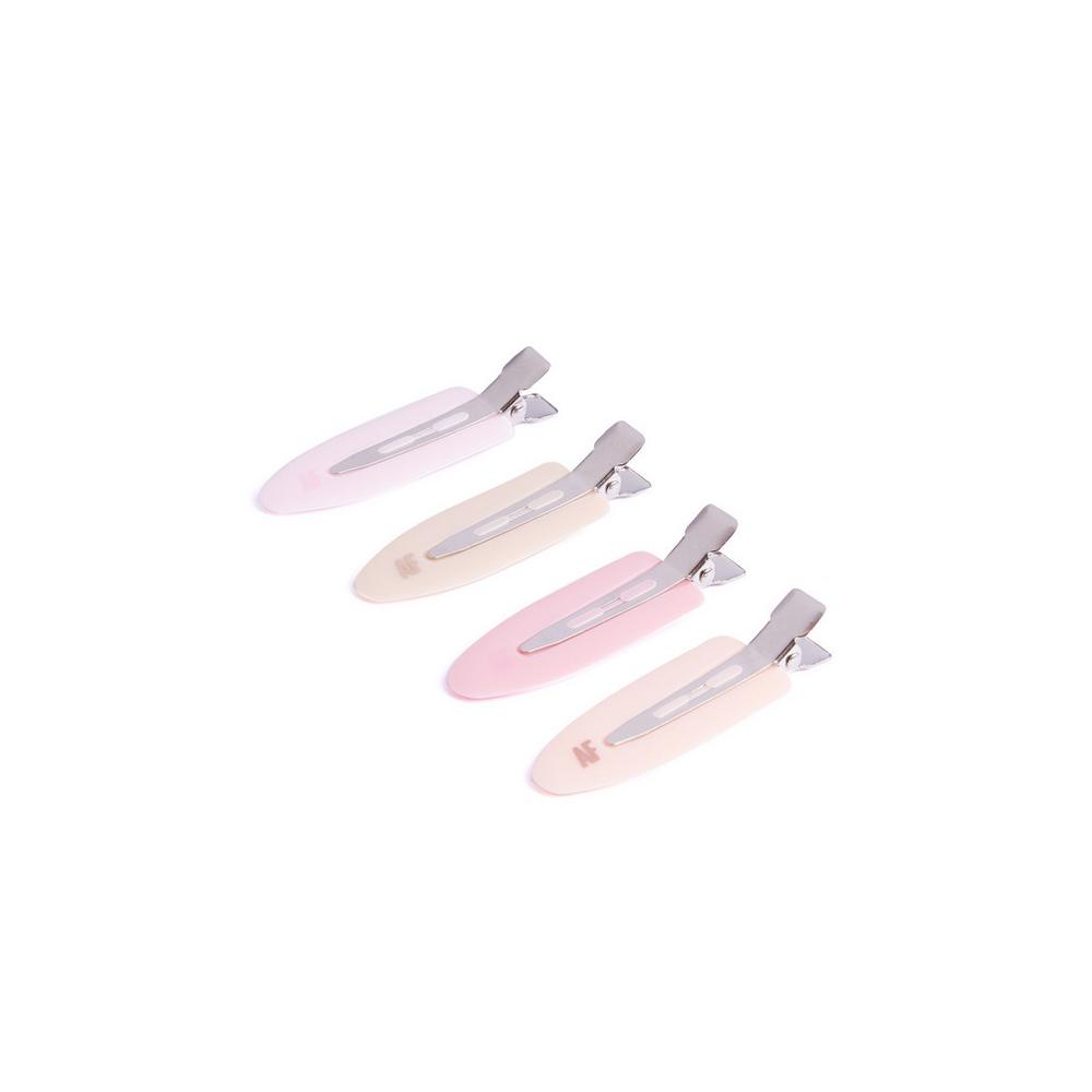 Andrew Fitzsimons, el peluquero de las celebrities, ha creado estas pinzas para el pelo que no dejan marca, por lo que son ideales para retirar el cabello mientras te maquillas en tu propio backstage beauty. (2,50 euros).