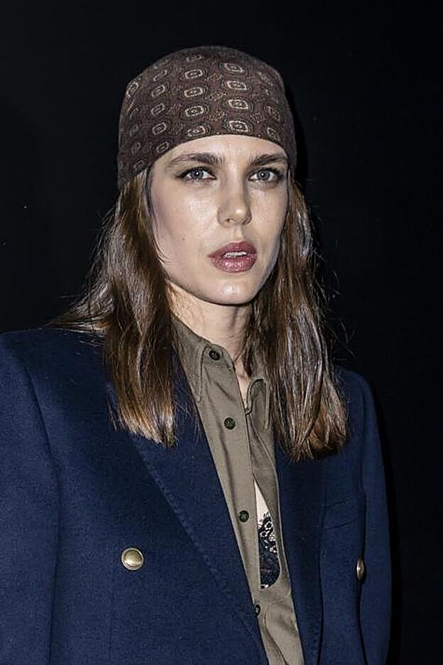 El rompedor pañuelo hippy que Carlota Casiraghi llevó al desfile de Saint Laurent.