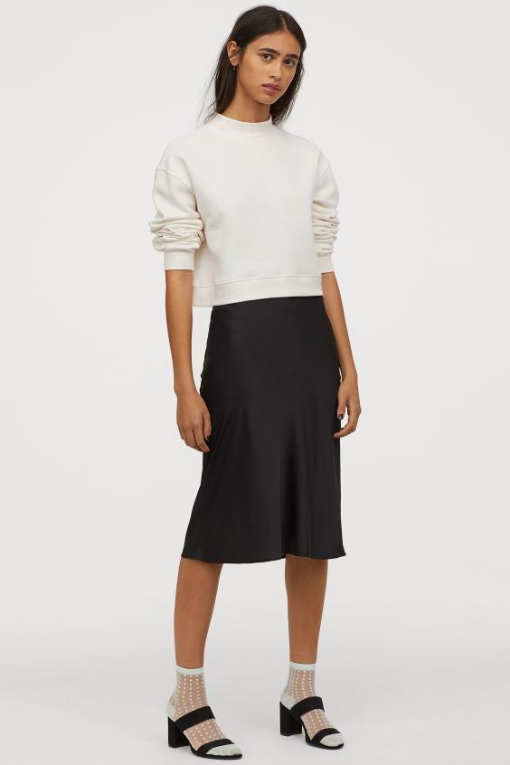 Negra, básica e imprescindible en cualquier look. Ficha esta falda plisada de H&M por 19,99 euros.