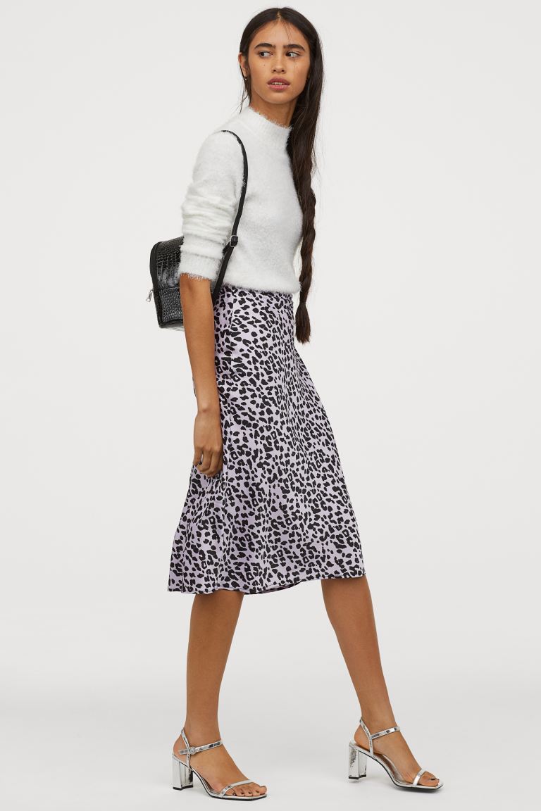 El estampado de leopardo vuelve por todo lo alto y qué mejor que lucirlo en una falda plisada. (19,99 euros).