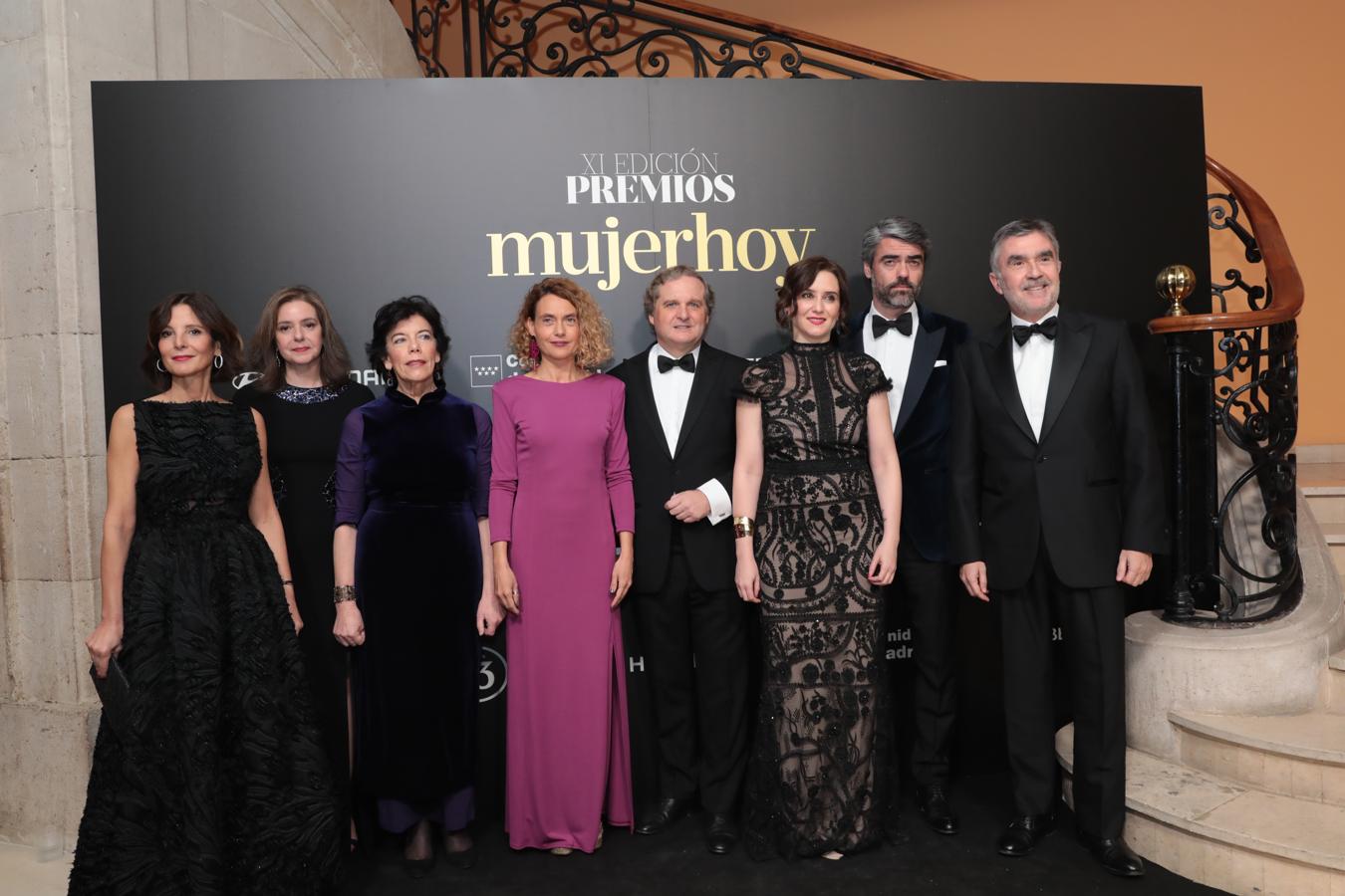 De izquierda a derecha: Laura Ruiz de Galarreta, directora general de Taller de Editores; Lourdes Garzón, directora de Mujerhoy; Isabel Celaá, ministra de Educación y Formación Profesional; Meritxell Batet, presidenta del Congreso de los Diputados; Ignacio Ybarra, presidente de Vocento; Isabel Díaz Ayuso, presidenta de la Comunidad de Madrid; Luis Enríquez, consejero delegado de Vocento y Iñaki Arechabaleta, presidente de Taller de Editores.