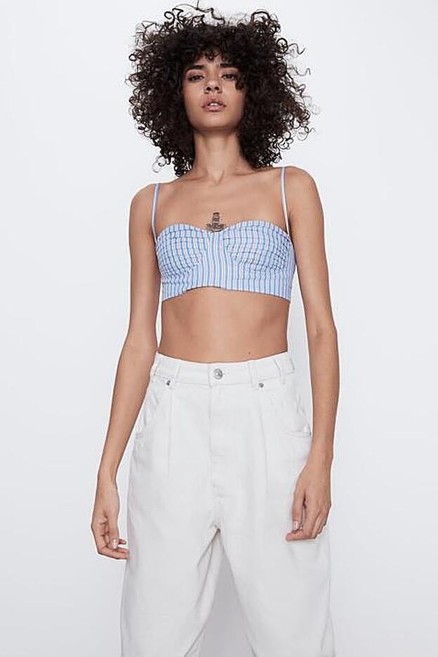 Uno de los microtops que encontramos ahora mismo en la nueva colección de Zara.