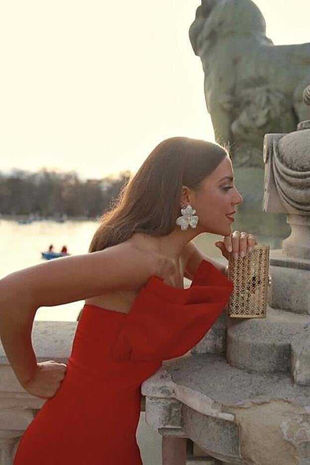 Paula Ordovás con un vestido rojo de Jorge Redondo.