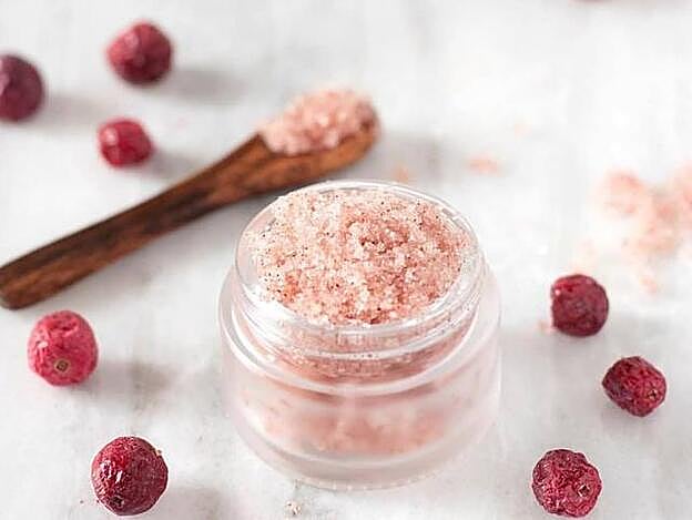 El azúcar es otro de los exfoliantes naturales que más nos gustan.