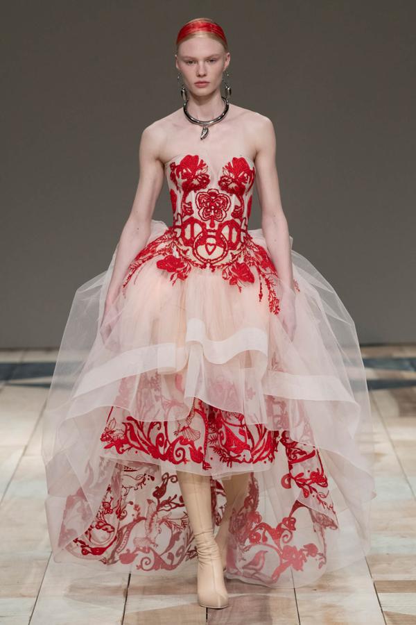 Desfile de Alexander McQueen.