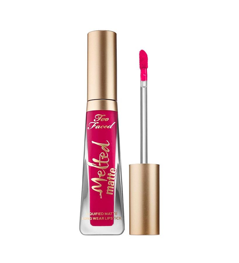 Una nueva fórmula cremosa y mate, rica en color, que se desliza fácilmente sobre los labios como si fuera un gloss, pero cuando se seca deja el acabado opaco más mate que puedas desear para combinarla con cualquier estilo de maquillaje.  Melted Matte-Tallic de Too Faced  (22,55 €).