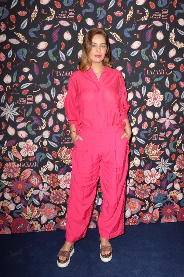 Marie Anga Casta con un conjunto rosa de pantalón ancho y camisa.