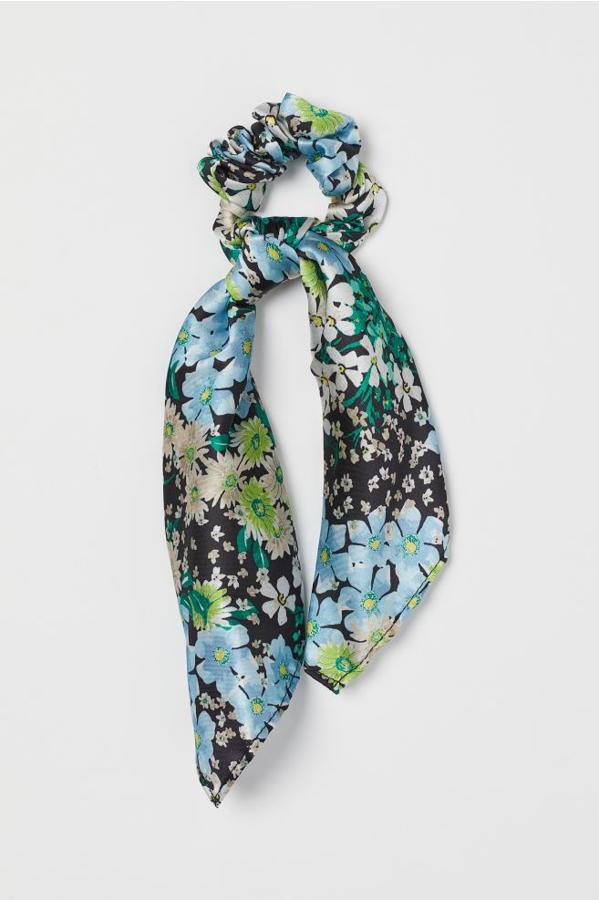 Con aires retro y tonos azulados, este coletero estampado de H&M también está disponible en diseños lisos rosas y empolvados. Cuesta 4,99 euros.