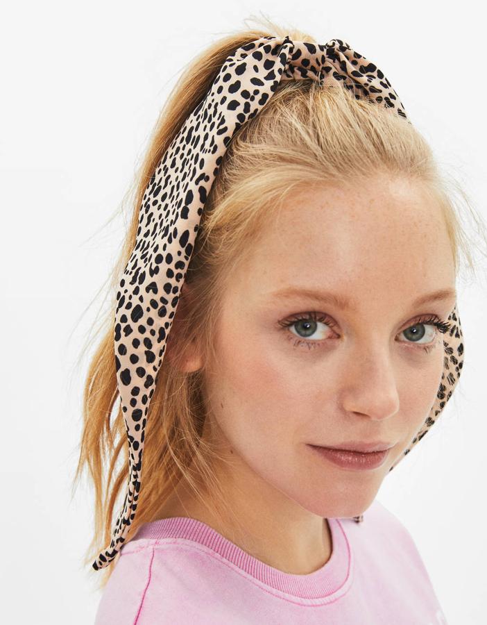 Otro de los estampados estrella de la temporada es el print de leopardo, y por eso este coletero con lazo de Bershka está entre los más vendidos de la firma. Cuesta 4,99 euros.