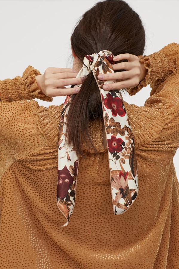 En H&M uno de los diseños más elegantes es este de flores rojizas sobre blanco. Tiene diseño estrecho y cuesta 7,99 euros.