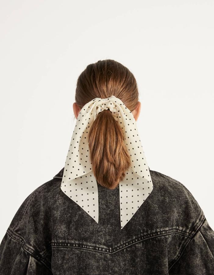 Lunares negros sobre color crema en este bonito diseño que Bershka también ha lanzado en negro, marrón y naranja. Cuesta 4,99 euros.