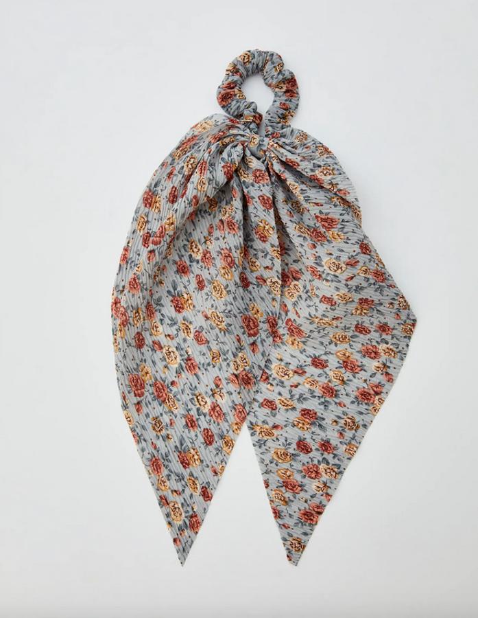 Entre nuestros favoritos, por su azul de fondo y su estampado a base de rosas, está este coletero con lazo de Pull & Bear que cuesta 4,99 euros.