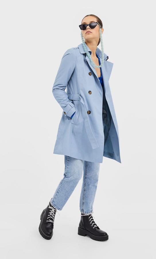 En Stradivarius también han apostado por esta prenda y lo han hecho en seis tonos. Entre nuestros favoritos que todavía quedan, porque el rosa se ha terminado, está este color azul y otra en kaki. Cuesta 29,99 euros, ambas están disponibles entre las tallas XS y XL.