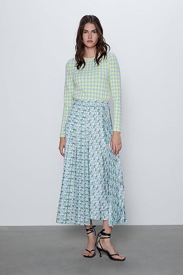 otro look de Zara directamente apabullante: falda de flores y jersey de rombos.