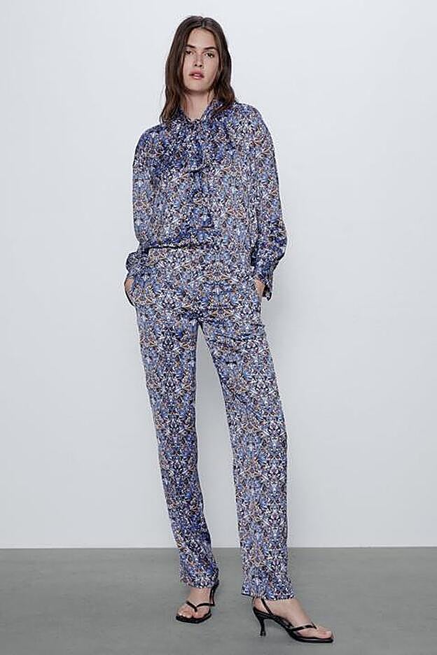 Un total look de flores maravilloso que podemos combinar con cualquiera de las otras prendas