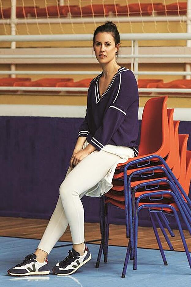 Silvia Arderius 29 años (central): Jugaba al fútbol hasta que el balonmano le enganchó. Del Mundial se queda con la épica victoria en semifinales. “Fue un subidón, un momento único. Por cómo ganamos y porque la de Noruega es quizá la mejor selección de la historia”. Look: Silvia lleva jersey de Lebor Gabala, jersey a la cintura de Woolrich, mallas de Be by Etam y zapatillas, de Veja.