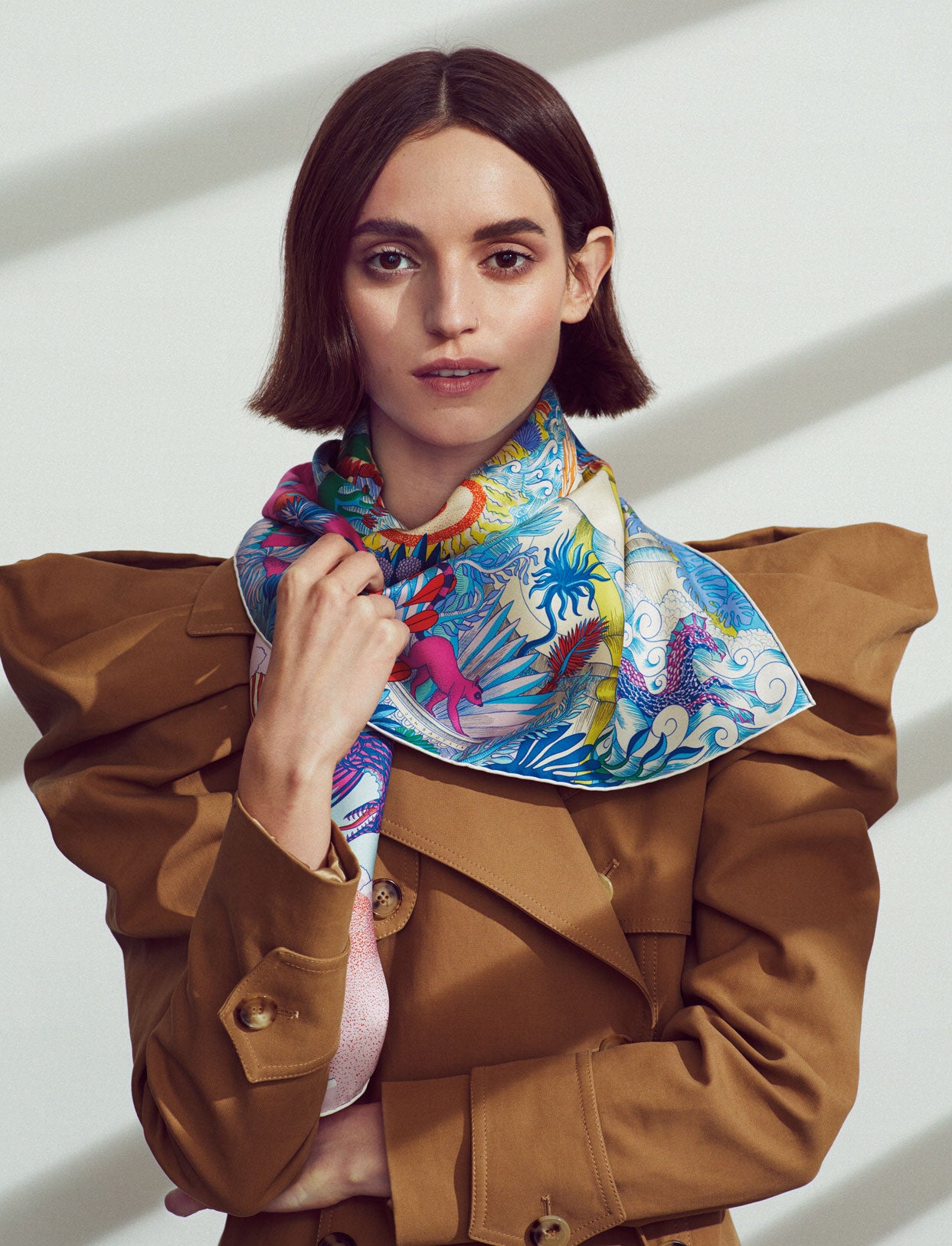 Gabardina de Michael Kors Collection y pañuelo de seda estampada, de Hermès.