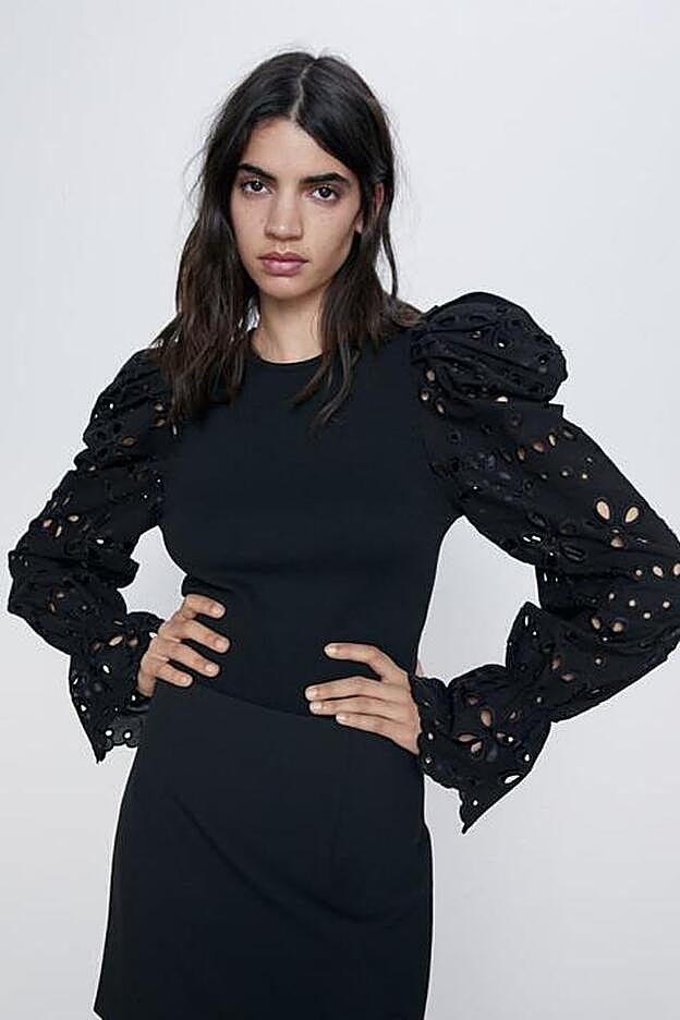 Maravilloso jersey con las mangas abullonadas y, además, perforadas.