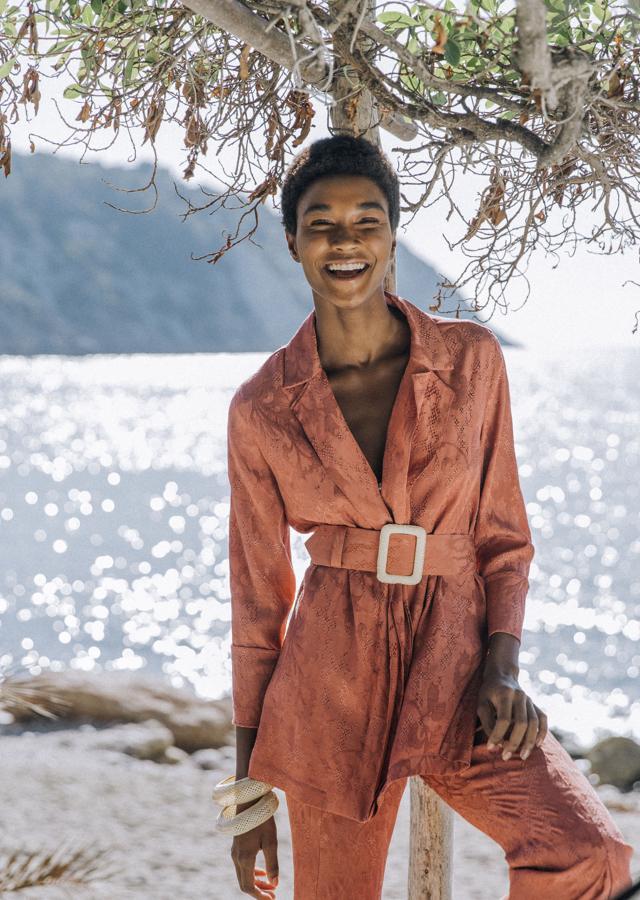 Si tu próxima boda es de tarde, nosotras nos decantamos por este conjunto “Lion Siena” de chaqueta y pantalón en coral terracota por 298 euros. Cómodo, elegante y con cinturón para estilizar al máximo la figura.