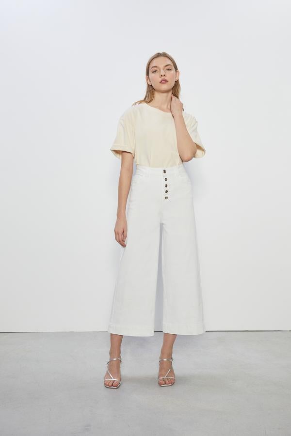 Entre nuestros favoritos está esta propuesta en blanco de Sfera, por su vistoso cierre de botones delanteros con acabado plateado. Cuestan 25,99 euros y están disponibles en las tallas 34, 36 y 38.