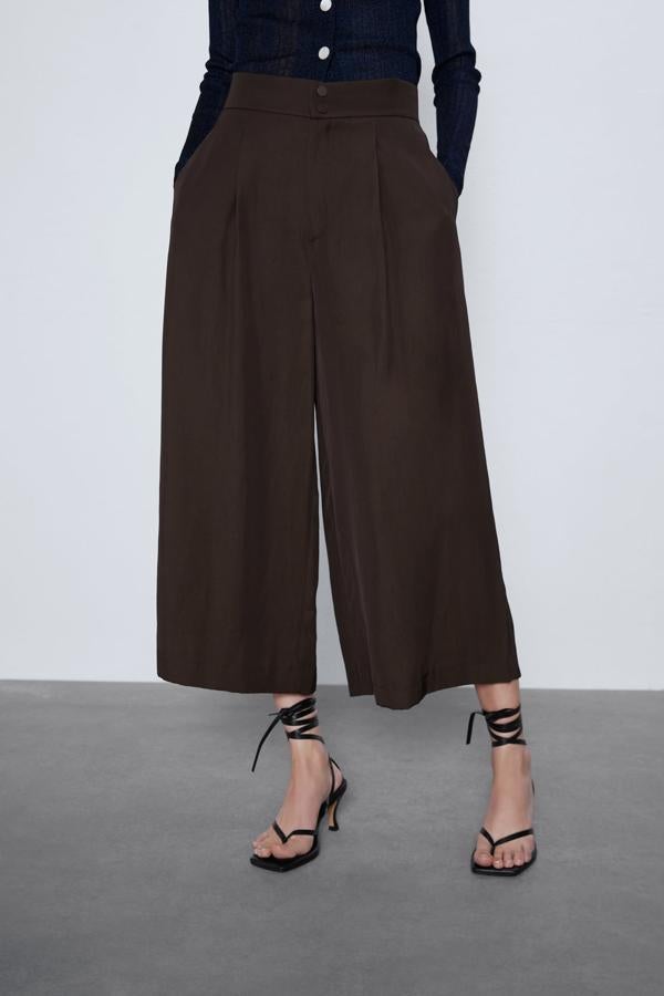 Entre las propuestas más sobrias e invernales está esta de Zara en color marrón. Con elástico en la espalda, bolsillos laterales y detalle de pinzas en delantero, este pantalón culotte tiene un precio de 39,95 euros y está disponible entre las tallas XS y XXL.