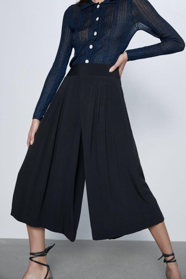 En esta selección no podía faltar una de nuestras innovaciones favoritas de las últimas colecciones, el culotte plisado. Hay mucho, y bueno, donde elegir pero nos hemos quedado con el diseño más clásico, en negro, que puede ser el comodín perfecto en las mañanas poco inspiradas. Cuesta 25,95 euros y está disponible entre las tallas XS y XL.