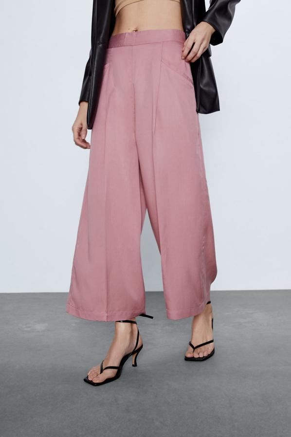 Uno de nuestros diseños favoritos es este de Zara que viene con detalle de pliegues en delantero y bolsillos frontales. Pertenece a la colección sostenible de Zara, también están disponible en los colores caqui y arena y en rosa se ha agotado en la talla XXL. Tienen un precio de 25,95 euros y, a simple vista, son esos pantalones que vas a querer ponerte todo el verano.