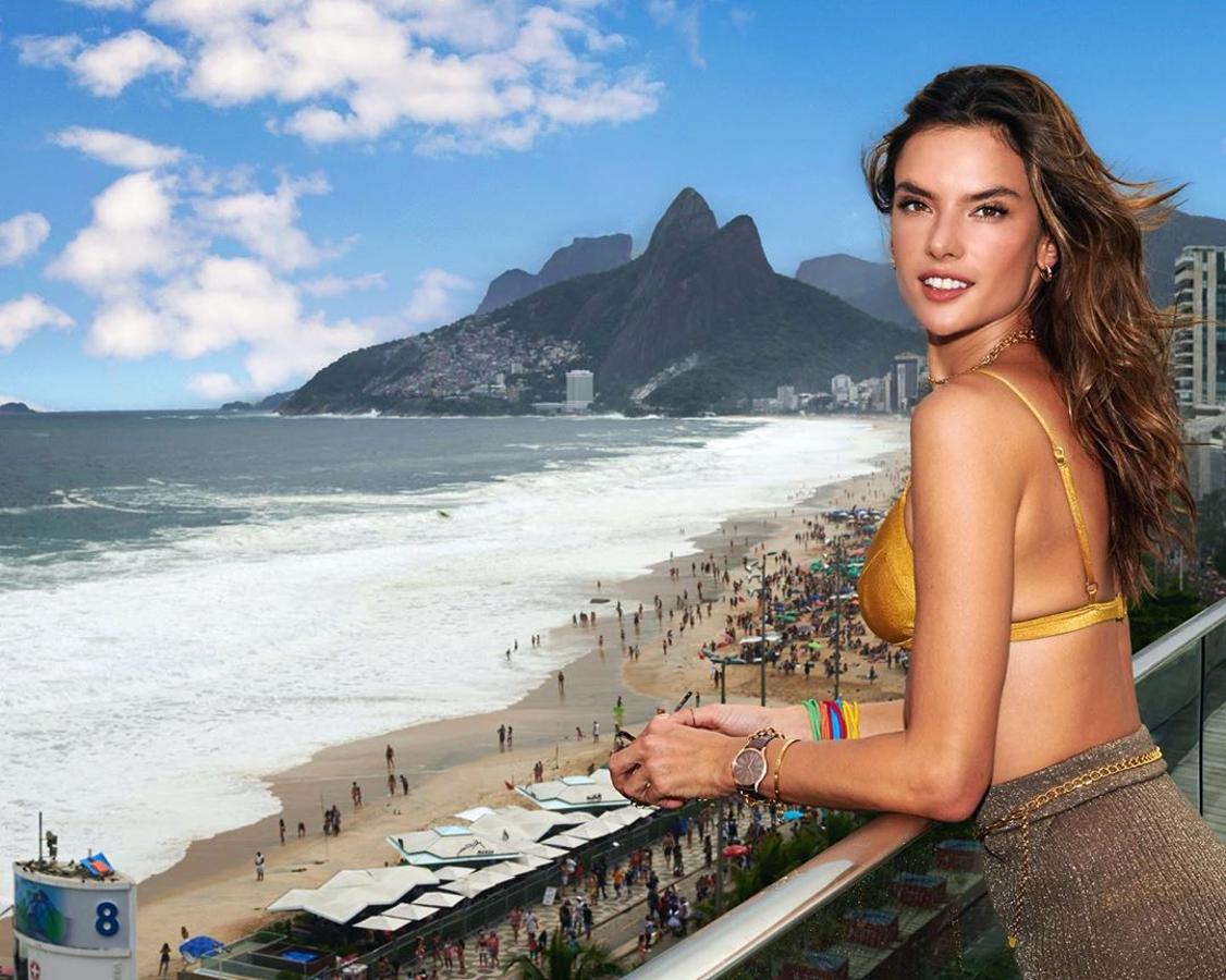 Orgullosa de la tierra que la vio nacer, la modelo no se pierde ni uno de los Carnavales de río de Janeiro. Y hasta Brasil viajó para disfrutar, un año más, de la gran fiesta de su país, donde la hemos visto luciendo explosivos diseños y convirtiéndose en la auténtica reina del carnaval.