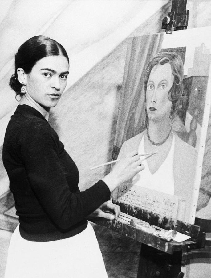 Frida Kahlo fue una artista mexicana concida por su fuerte personalidad y rebeldía que plasmó en sus obras. Es considerada un icono feminista gracias a su trayectoria en el mundo de la pintura y sirvió (y sirve) como un ejemplo de reivindicación de la libertad en las mujeres para muchas de nosotras.