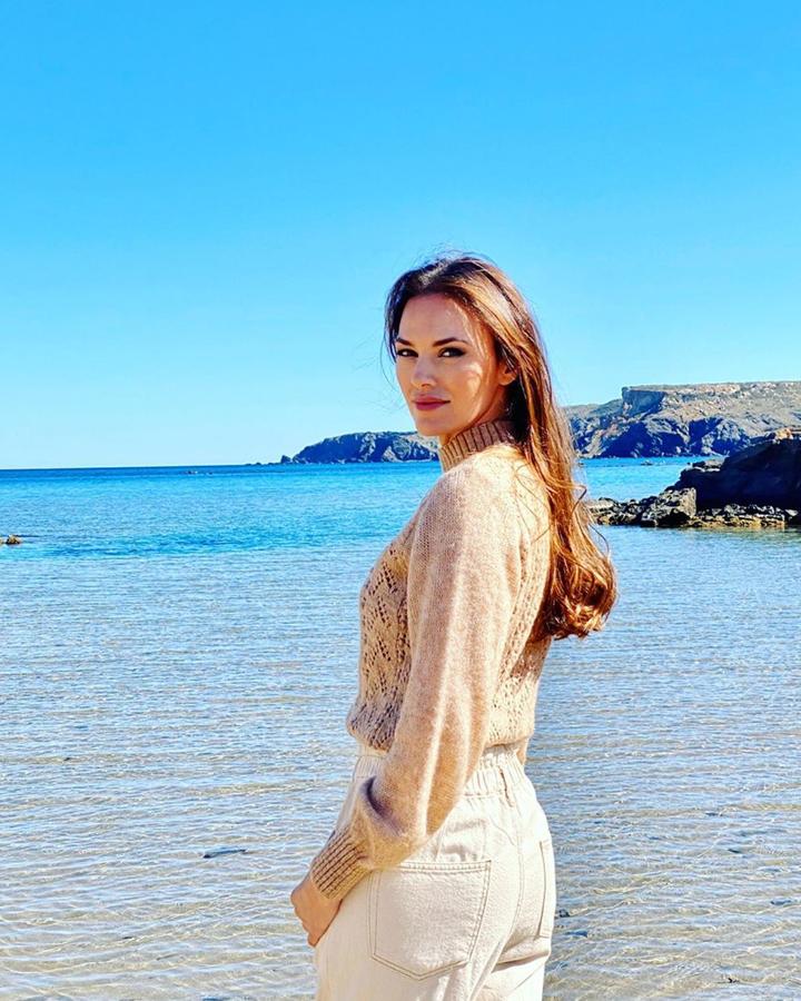 La modelo también ha tenido que viajar por trabajo en los últimos días. Aunque claro, si tu destino es Menorca, la cosa cuesta menos. Entre sesión y sesión, Helen aprovechó para relajarse paseando por las playas de la isla. ¡Menudo lujo de jornada laboral!