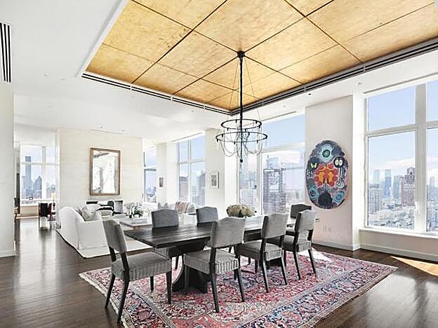 Amplio y luminoso salón-comedor de la casa de Jennifer Lawrence.