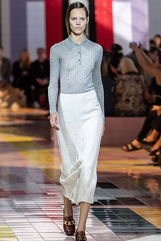 El polo clonado por Zara, en el desfile de la colección de primavera de Prada.