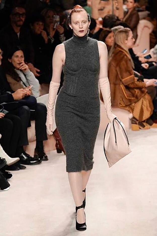 Karen Elson desfilando para Fendi en la Semana de la Moda de Milán de este mes de febrero.