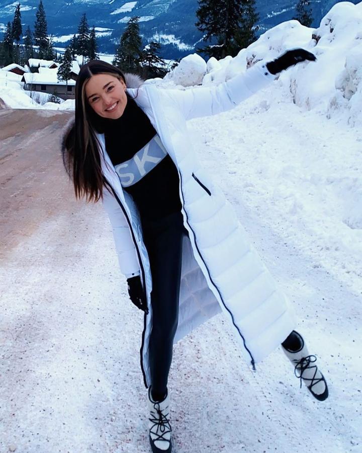 La modelo también optó por una escapada a la nieve para practicar el deporte rey del invierno. Acompañada por familia y amigos, Miranda disfrutó de unas nevadas vacaciones de las que nos ha hecho testigos a través de Instagram, donde también ha derrochado glamour invernal.