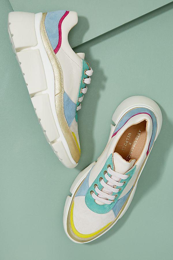 El otro día las seleccionábamos como una  pieza clave de la colaboración entre Anthropologie x Delpozo . Sus zapatillas son grandotas pero gracias a sus colores parecerán mucho más suaves en tu look. (140€)